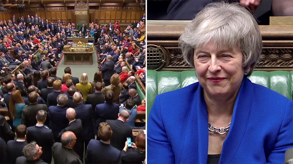 Politiker i brittiska parlamentet och premiärminister Theresa May som ler.