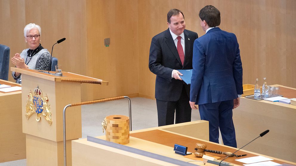 Statsminister Stefan Löfven (S) tar emot statsministerförordnadet av riksdagens talman Andreas Norlén statsministeromröstning i riksdagen.