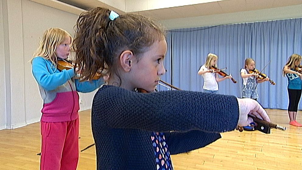 Elever spelar fiol