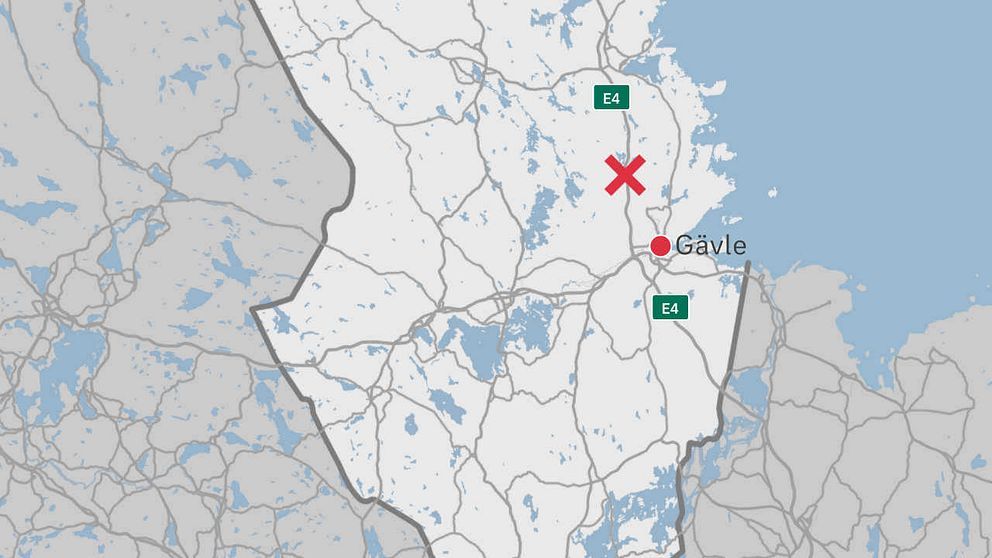 En karta över delar av Gävleborg där olycksplatsen är markerad med ett rött kryss.
