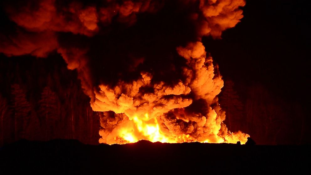 En kraftig brand rasar på avfallsanläggningen Häradsudden utanför Norrköping.