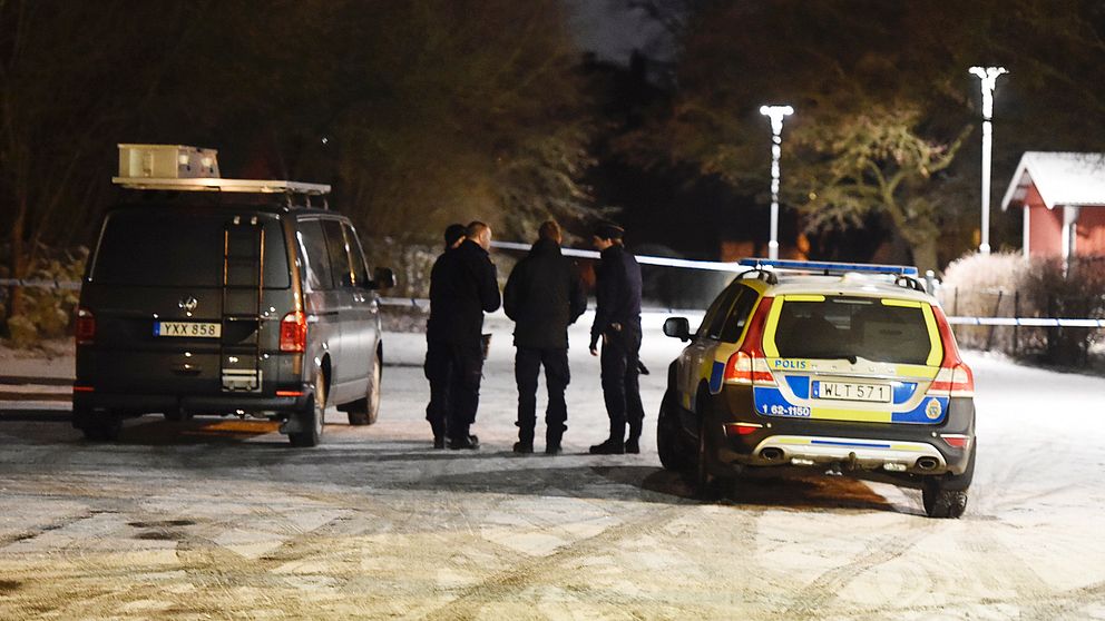 Polisens kriminaltekniker på platsen för skottlossning i Bromölla.