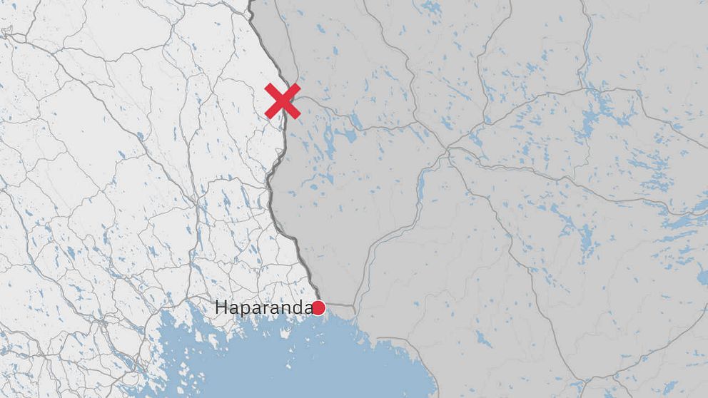 En karta över delar av Norrbotten där olycksplatsen är markerad med ett rött kryss.
