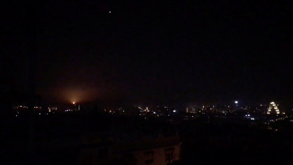 Natthimlen över Damaskus i Syrien. Ljuset på bilden tros vara en av missilerna som skjutits under natten, enligt Reuters.