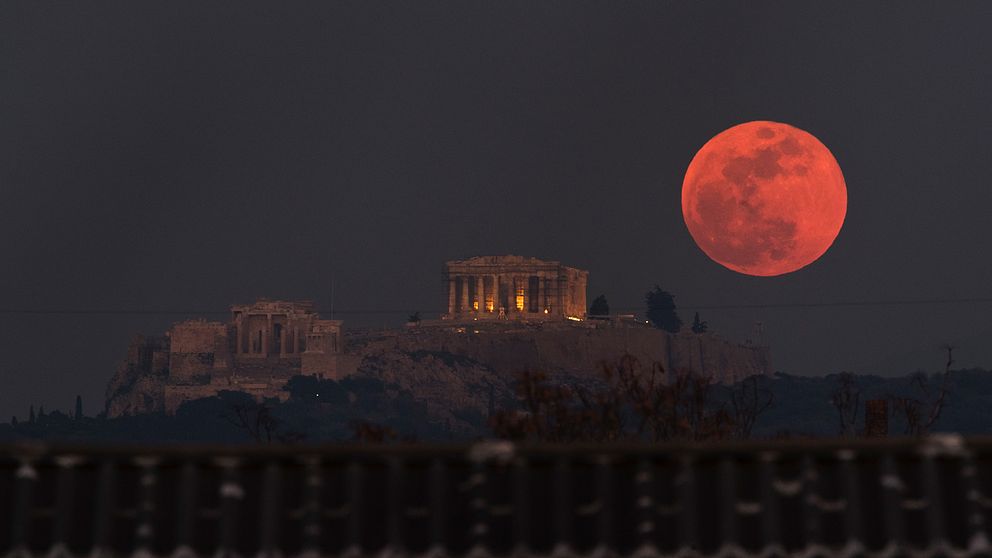 Superblodmånen vid Akropolis i Aten förra året. Under måndagsmorgonen är fenomenet tillbaka och kan ses i nästan hela Sverige.