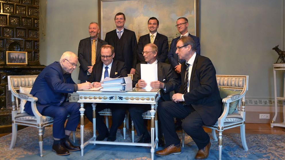 Representanter från Umeå och Vasa signerar kontraktet på en ny färja.