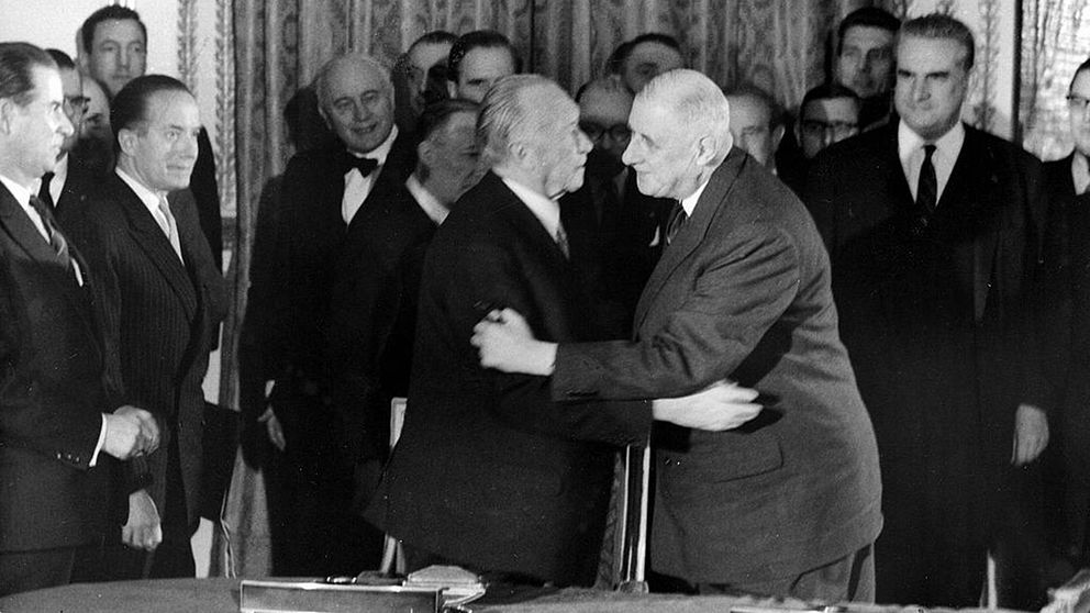 Det första fransk-tyska vänskapsfördraget slöts mellan Västtysklands förbundskansler Konrad Adenauer och Frankrikes president Charles de Gaulle 1963.