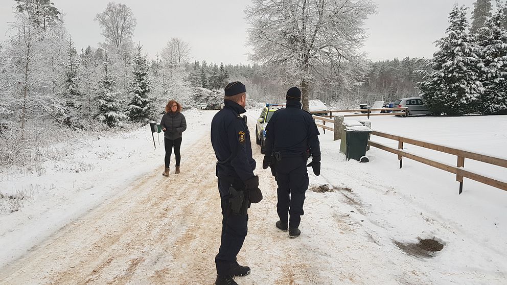 poliser på snöig väg