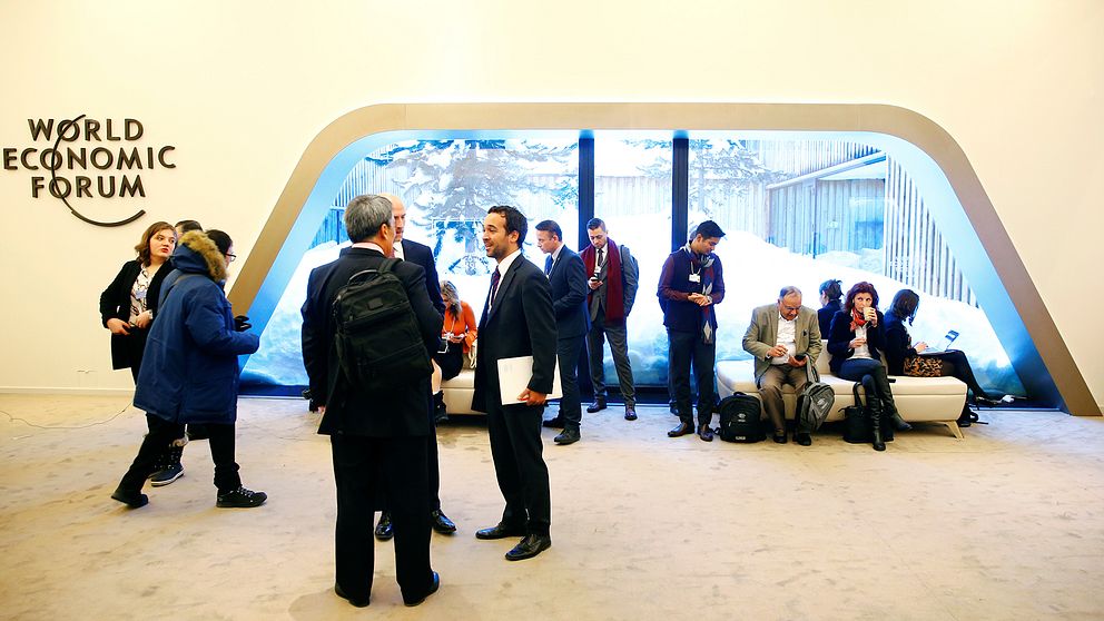 Några av deltagarna vid Världsekonomiskt forum i Davos, i år väntas omkring 1 500 privatjet flyga in personer som ska till konferensen.