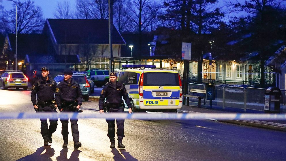 Polispatruller utanför förskolan i Hisings Kärra där en sex månader gammal flicka försvann på tisdagen.