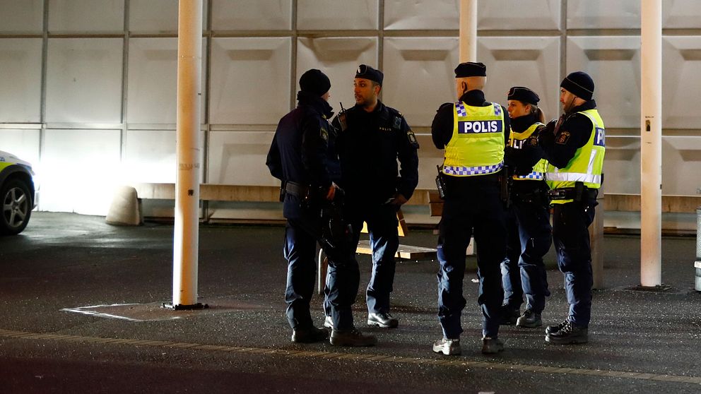 Polis utanför butiken där bebisen återfanns