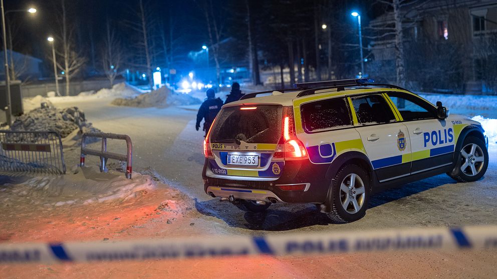 Polisen på plats vid avspärrningarna i bostadsområdet där en man dog och två skadades i en skottlossning i januari i år.