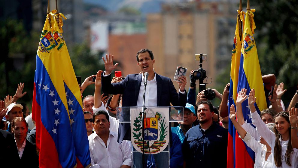 Juan Guaidó när han under onsdagen svor presidenteden inför sina anhängare på Caracas gator.