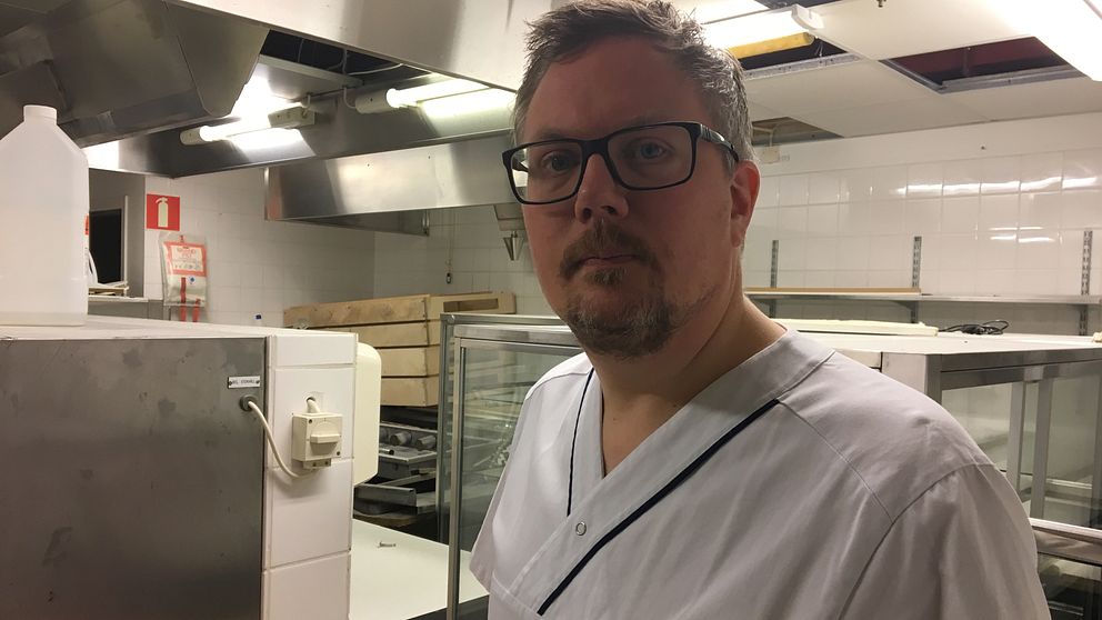Infektionsläkaren Lars Edling i restaurangköket på USÖ som ska byggas om för sprutbytet.
