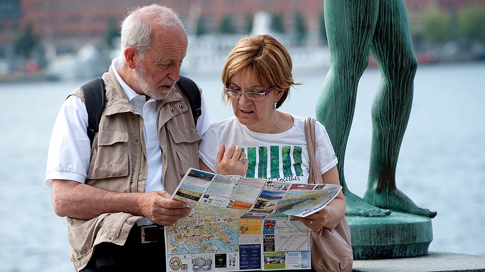 Turister kollar Stockholmskartan.