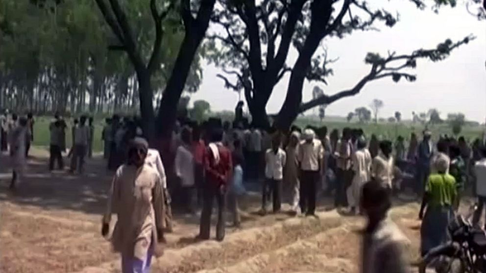 Bilden är tagen från händelsen i maj 2014. Flickorna hittades hängda i ett träd i delstaten Uttar Pradesh.