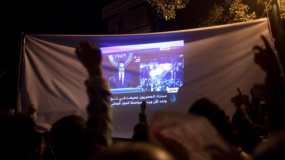 Storbildskärm på Tahrirtorget i Kairo visar när Hosni Mobarak håller tv-sänt tal.