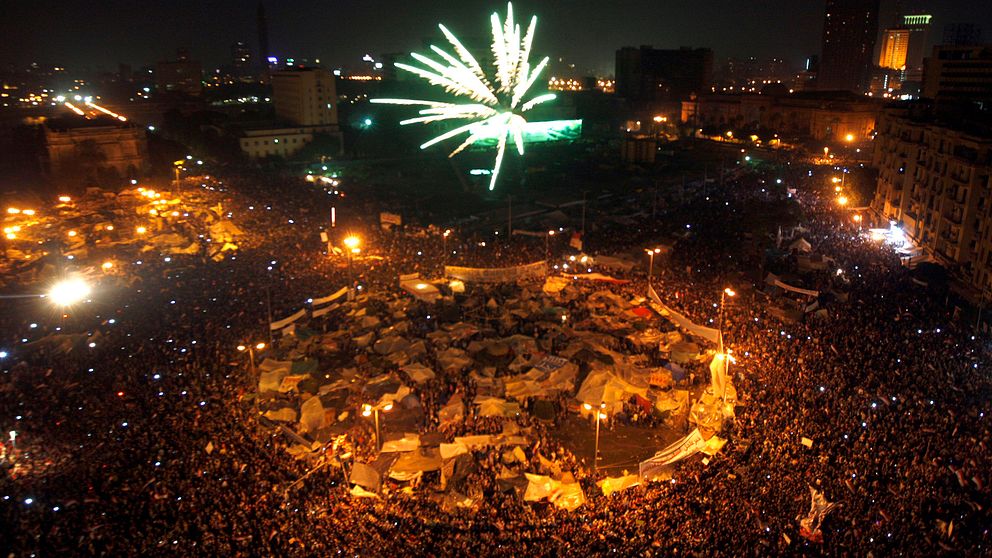 Fyrverkerier skjuts upp över Tahrirtorget.