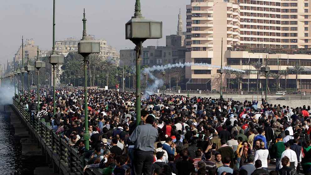 Tiotusentals demonstranter försöker ta sig över bron Qasr el Nil till Tahrirtorget.