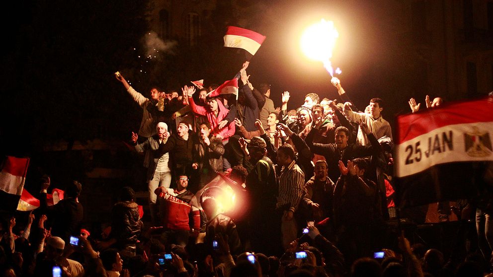 Demonstranter i Egypten skanderar och viftar med landets flagga.