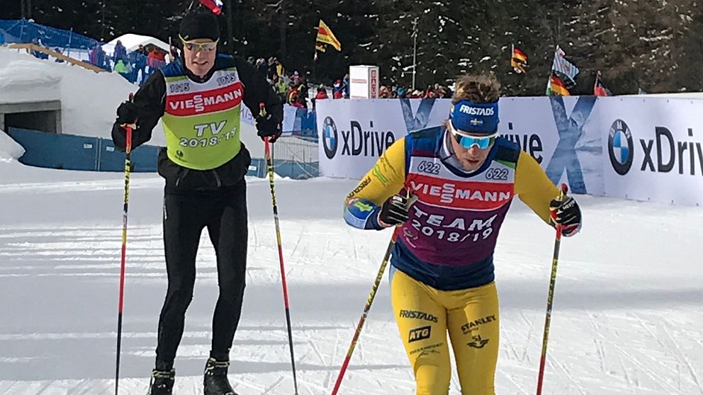 Björn Ferry och tränare Johan Hagström testar skidor inför jaktstarten.
