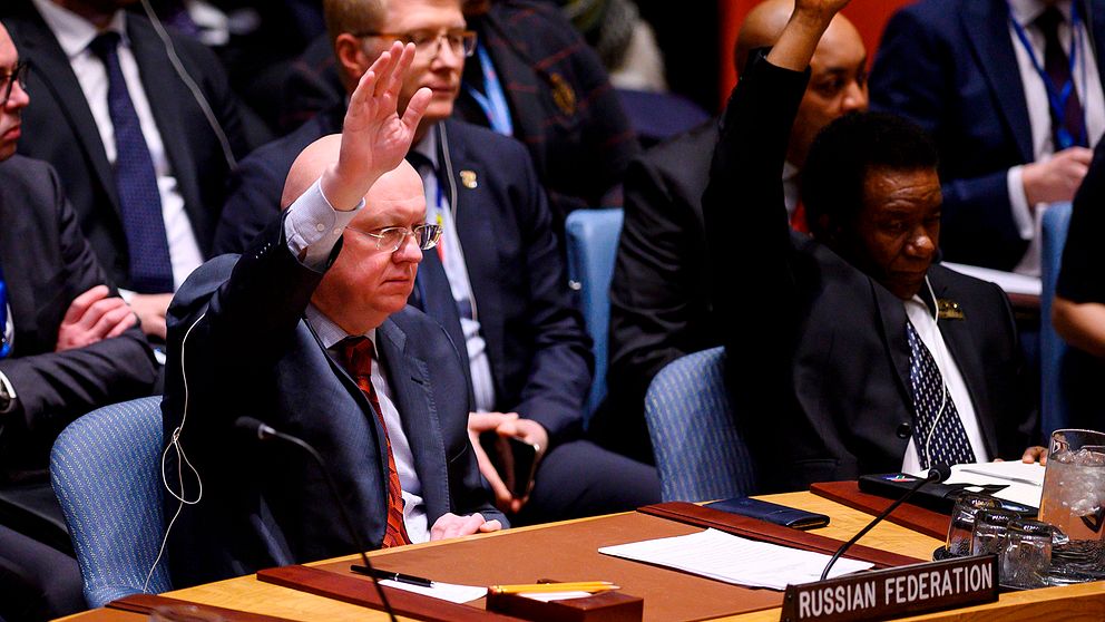 Rysslands FN-ambassadör Vasilij Nebenzja röstar om Venezuela i FN:s säkerhetsråd på lördagen.