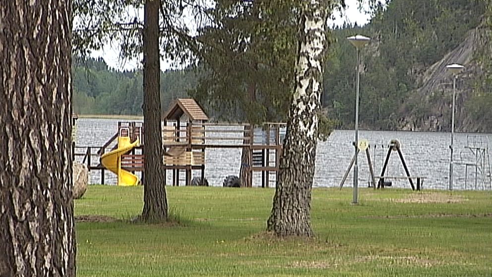 Det har badats i över 80 år på badplatsen i Pinnarp utanför Kisa i södra Östergötland. Men på söndag är det slutbadat. En campingägare har bestämt att allmänheten inte längre har tillträde – och nu är ilskan stor i bygden.