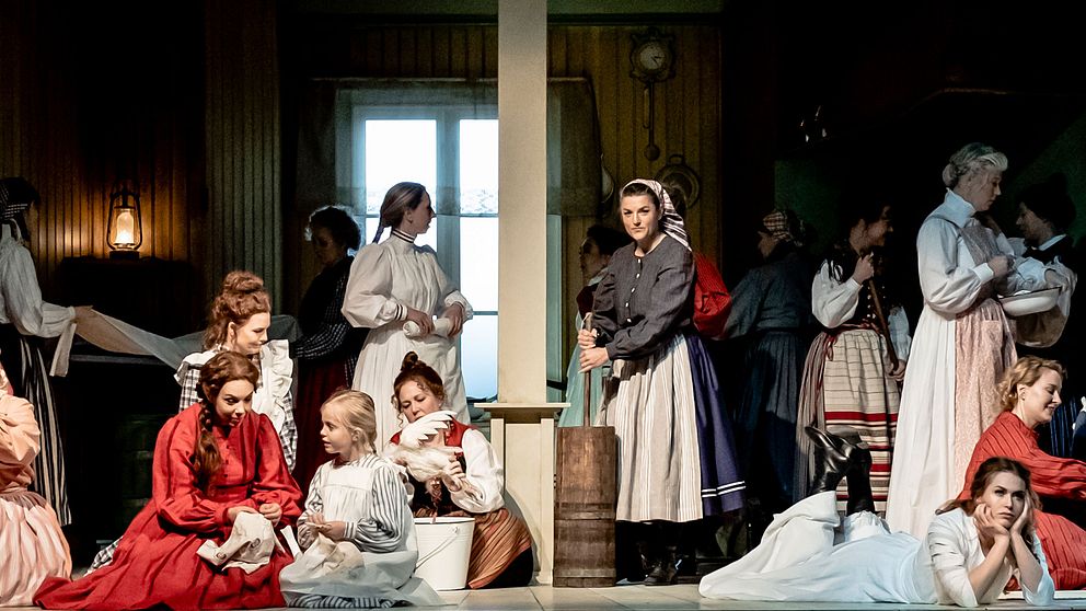 Malmö Operas damkör under repetitioner för Den flygande holländaren, med Cornelia Beskow (liggande) i rollen som Senta.