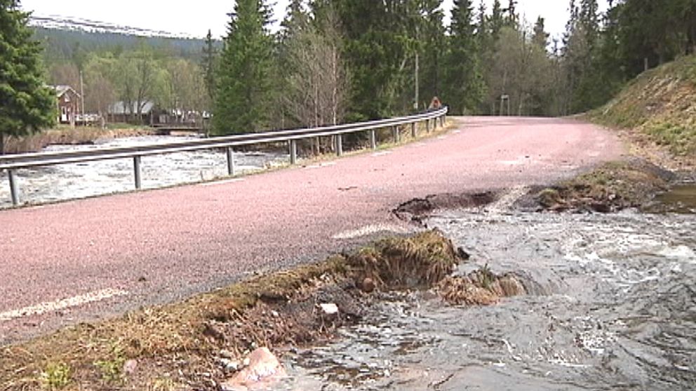 Årets häftiga vårflod i bland annat Dalafjällen gav problem med bland annat bortspolade och underminerade vägpartier, som här i trakterna kring Sälen den 26 maj.