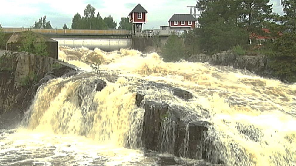 Vattenmassor i Dejeforsen i Klarälven den 25 maj.