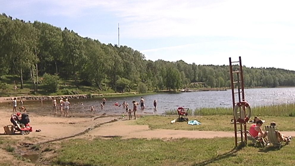 Många gladdes åt högsommarvärmen, som här vid Härlanda tjärn i östra Göteborg den 22 maj.