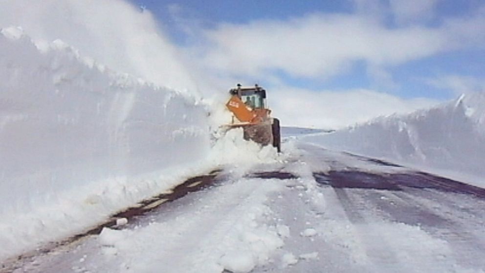 Den 15 maj pågick arbetet för fullt att ploga fram Stekenjokkvägen i sydligaste Lapplandsfjällen. Det var gott om snö, och ungefär som det ser ut varje vår.