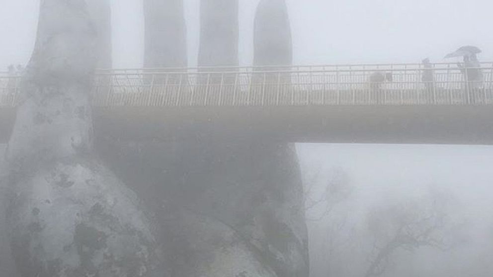 Vid den Gyllene bron i Da Nang i Vietnam kom dimma och regn. De två jättehänder som håller upp bron var knappt synliga, enligt Helen.
