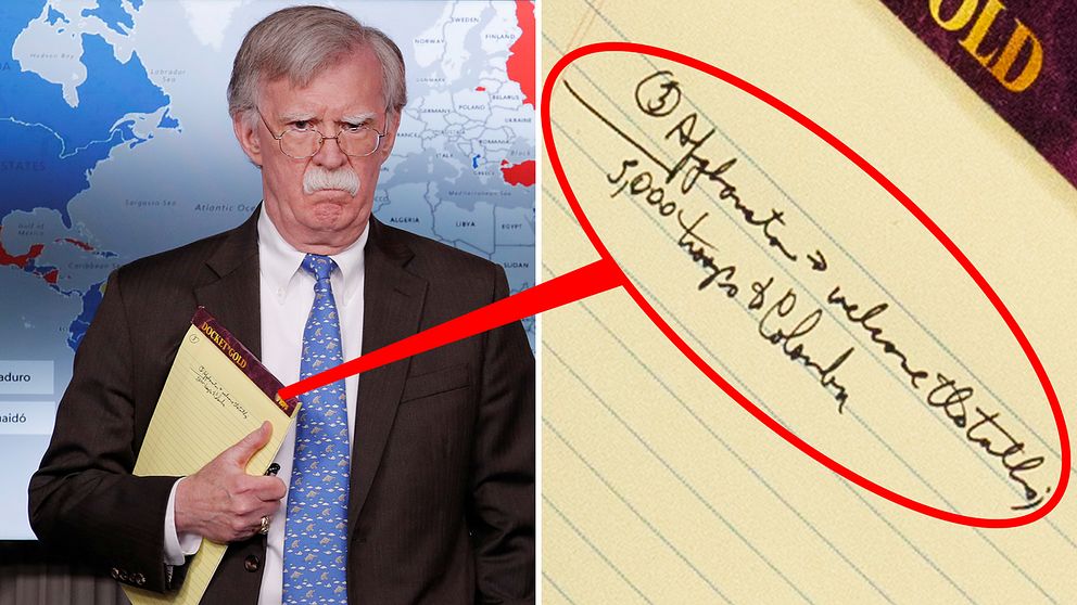 USA:s nationelle säkerhetsrådgivare John Bolton höll en sida av sitt skrivblock synligt vid pressträffen om sanktioner mot Venezuela, ”5 000 trupper till Colombia” stod det på pappret.