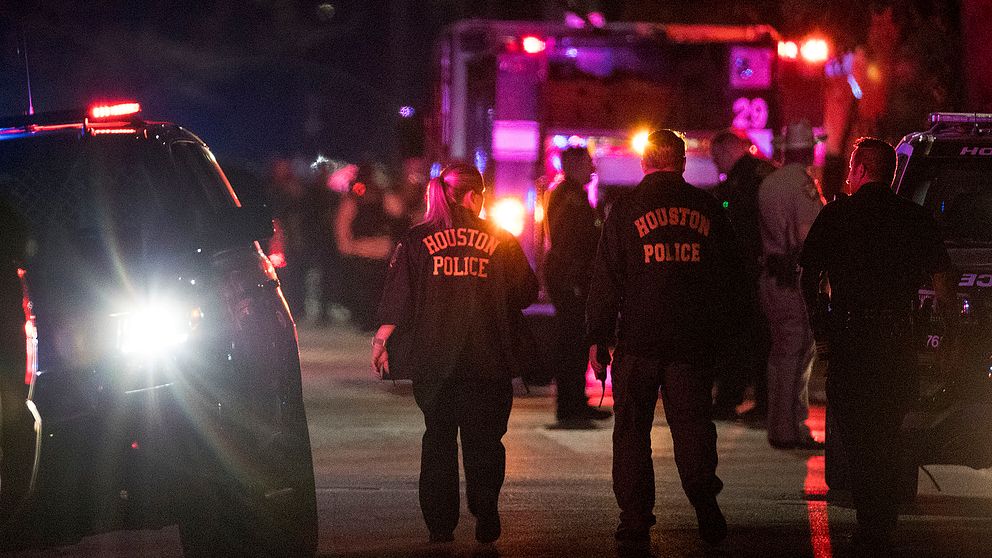 Poliser arbetar vid den plats i Houston där totalt fem poliser sköts i samband med en insats under måndagen
