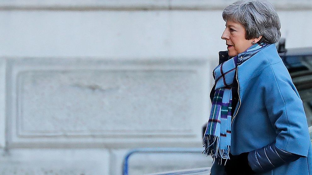 Parlamentsdebatt kan öppna ny väg ut ur det politiska dödläget för Storbritanniens premiärminister Theresa May.