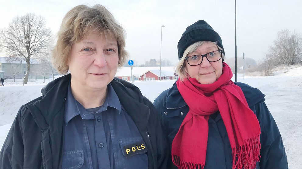 Bild på Sanna Granbeck och Marita Andersson i vinterkläder på en vintrig gata i Åkers styckebruk.