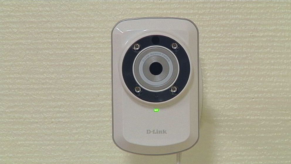 En liten vit webbkamera som är till för att övervaka äldre