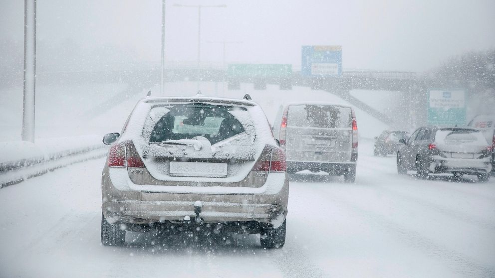 Biltrafik i snöstorm.