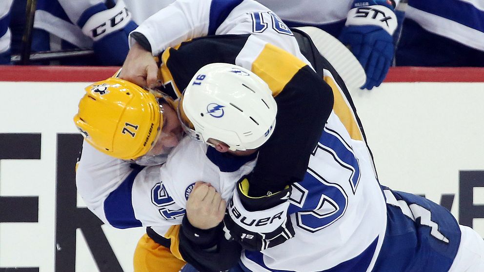 Storstjärnorna Jevgenij Malkin (gult) och Steven Stamkos (vitt) hamnade oväntat i slagsmål.