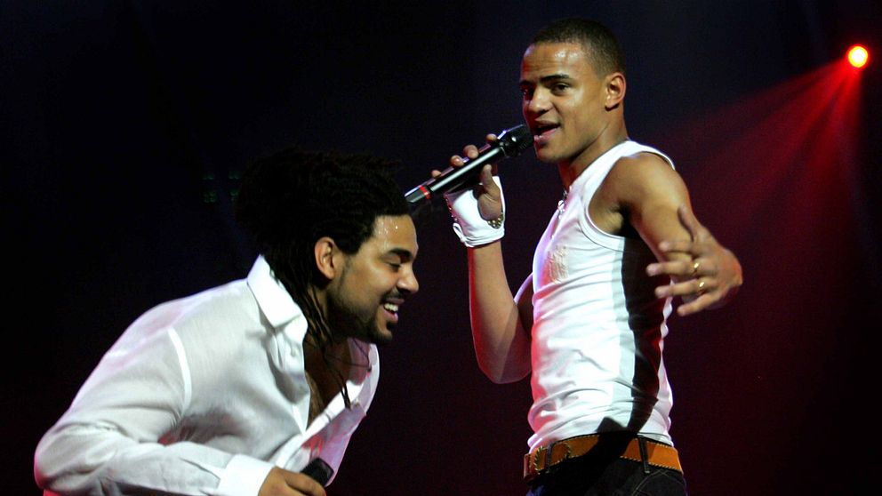 Mohombi i Melodifestivalen 2005 tillsammans med hans bror Djo Moupondo.