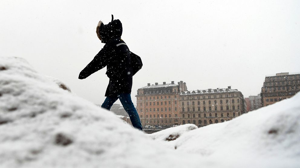 En person går i snöovädret i Stockholm.