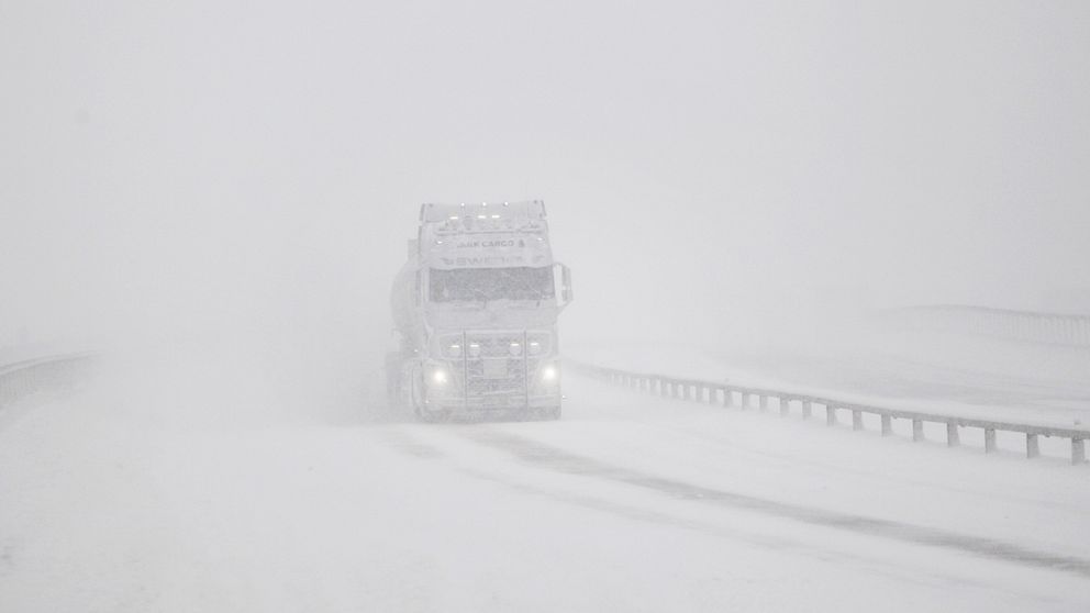 Lastbil i snöstorm.