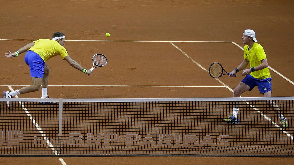 Robert Lindstedt och Markus Eriksson under dubbelmatchen mot Colombia.