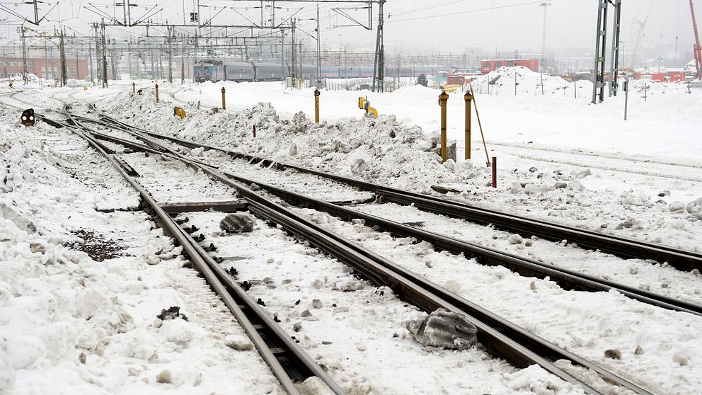 Snö och isklumpar vid en tågväxel.