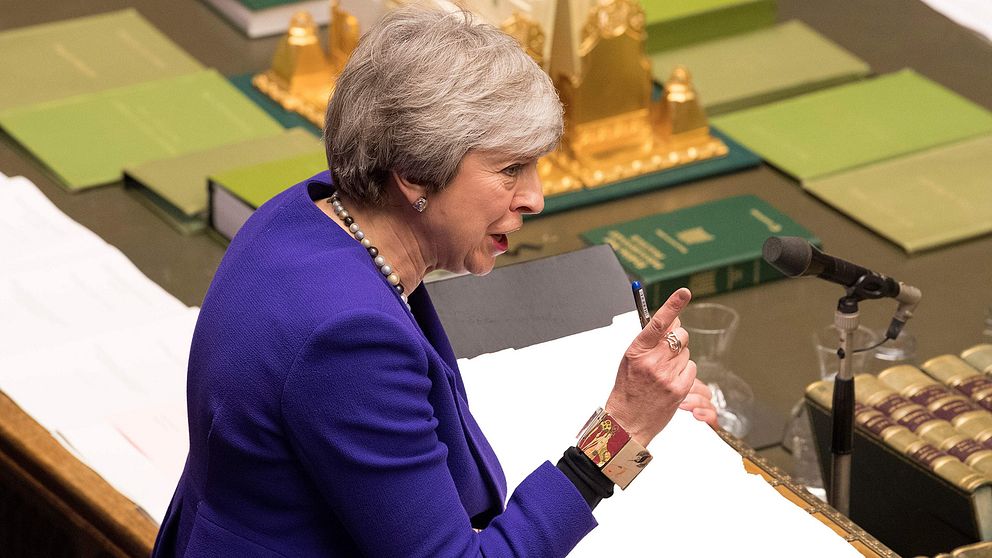 Storbritanniens preimärminister Theresa Mayhöjer ett finger i parlamentet.