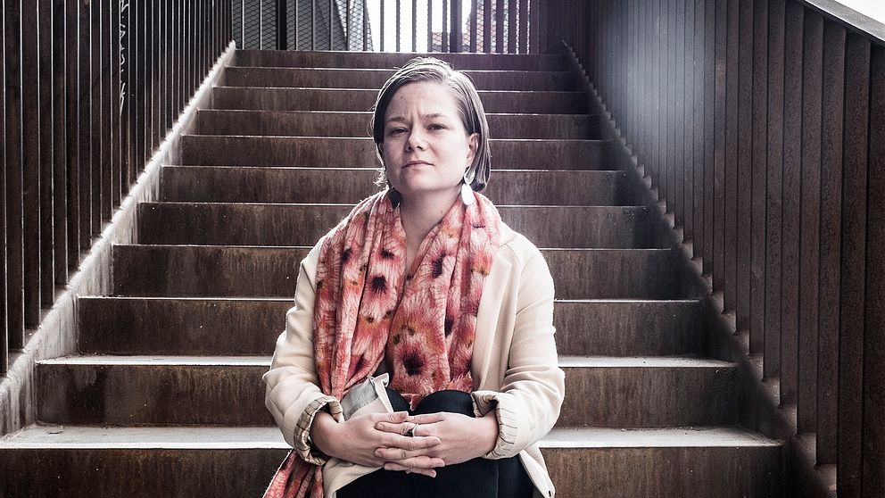 Författaren Johanna Frid sittande på en trappa