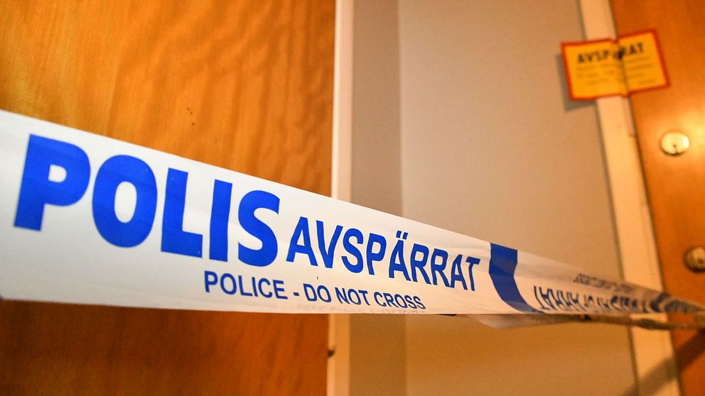 Polisavspärrning vid dörr.