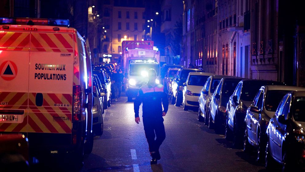 Minst sju personer har dött i branden i Paris under natten till onsdagen.