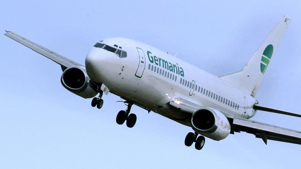 En Boeing 737 från Germania på väg in för landning på Arlanda flygplats.
